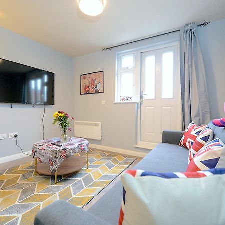 2 Bed Terraced Flat Piccadilly Line Leilighet London Eksteriør bilde