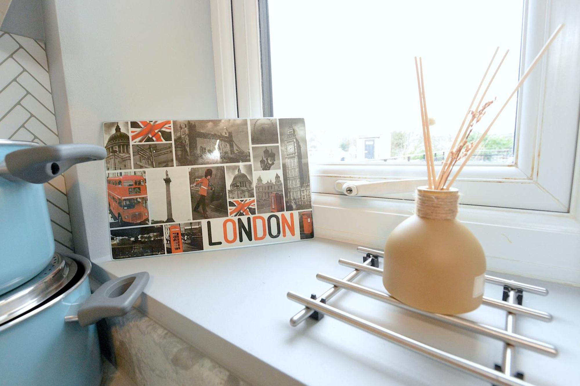 2 Bed Terraced Flat Piccadilly Line Leilighet London Eksteriør bilde